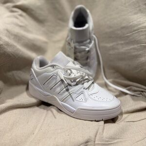 Men’s 
Adidas Classic White Basketball Trainers size 8